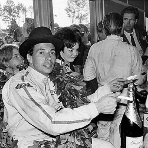 Après l'arrivée du GP des Etats Unis 1967 (De dos, son coéquipier Graham Hill)